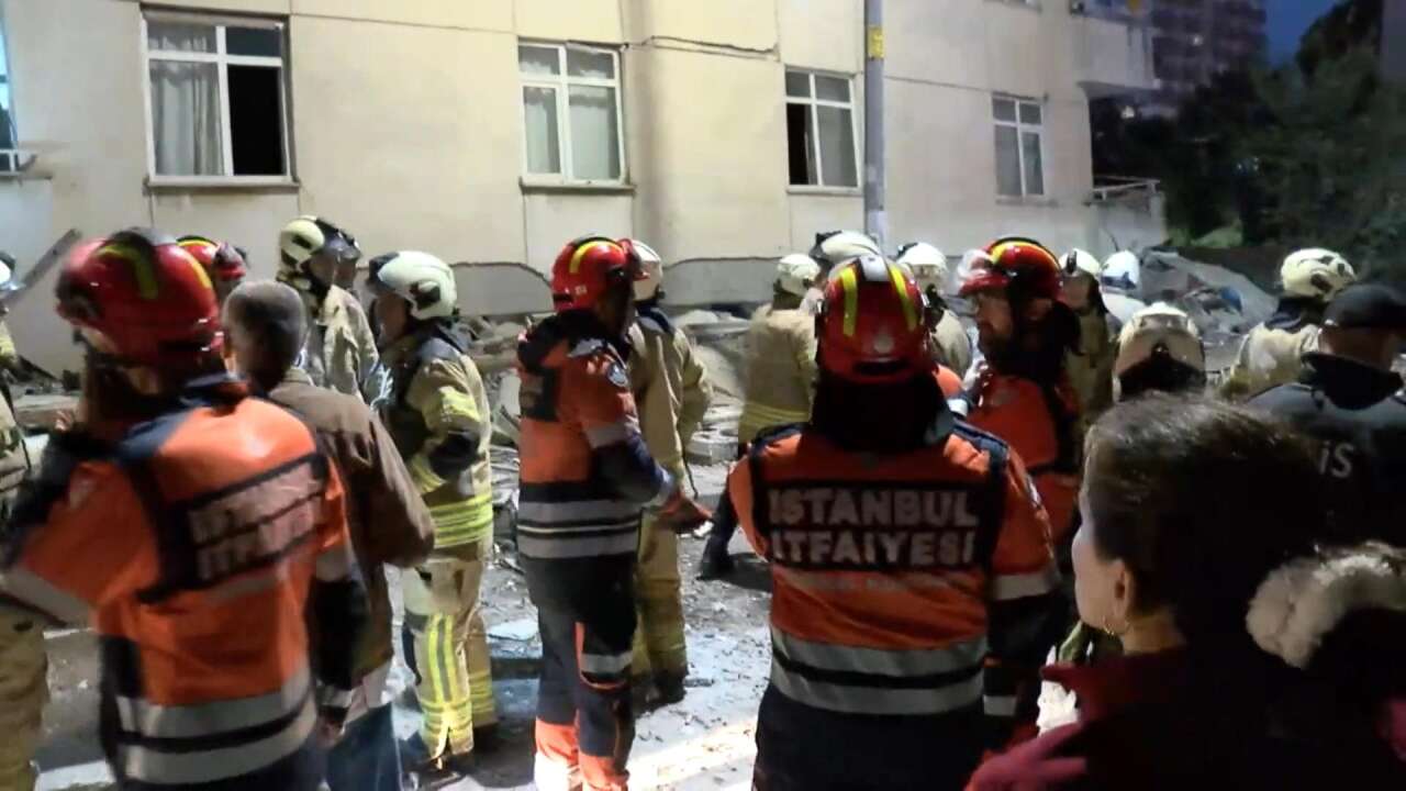 7 katlı binanın 3 katı çöktü! Çok sayıda ekip sevk edildi 6